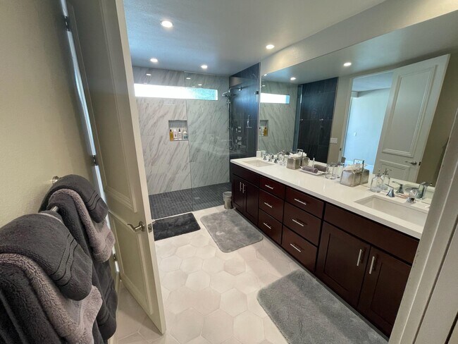 Building Photo - 76990 Lark Dr