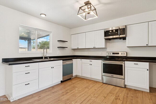Building Photo - 4740 W Columbine Dr