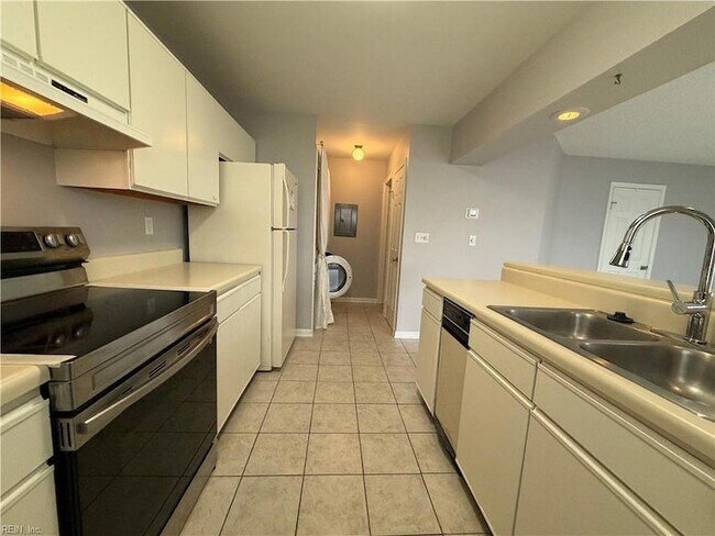 Building Photo - 5608 Tourmaline Ct