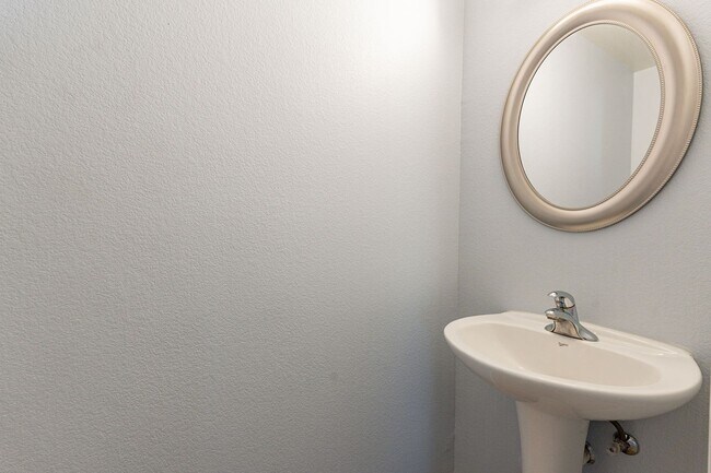 Building Photo - Move In Ready! Four Bedrooms - Close to TSMC