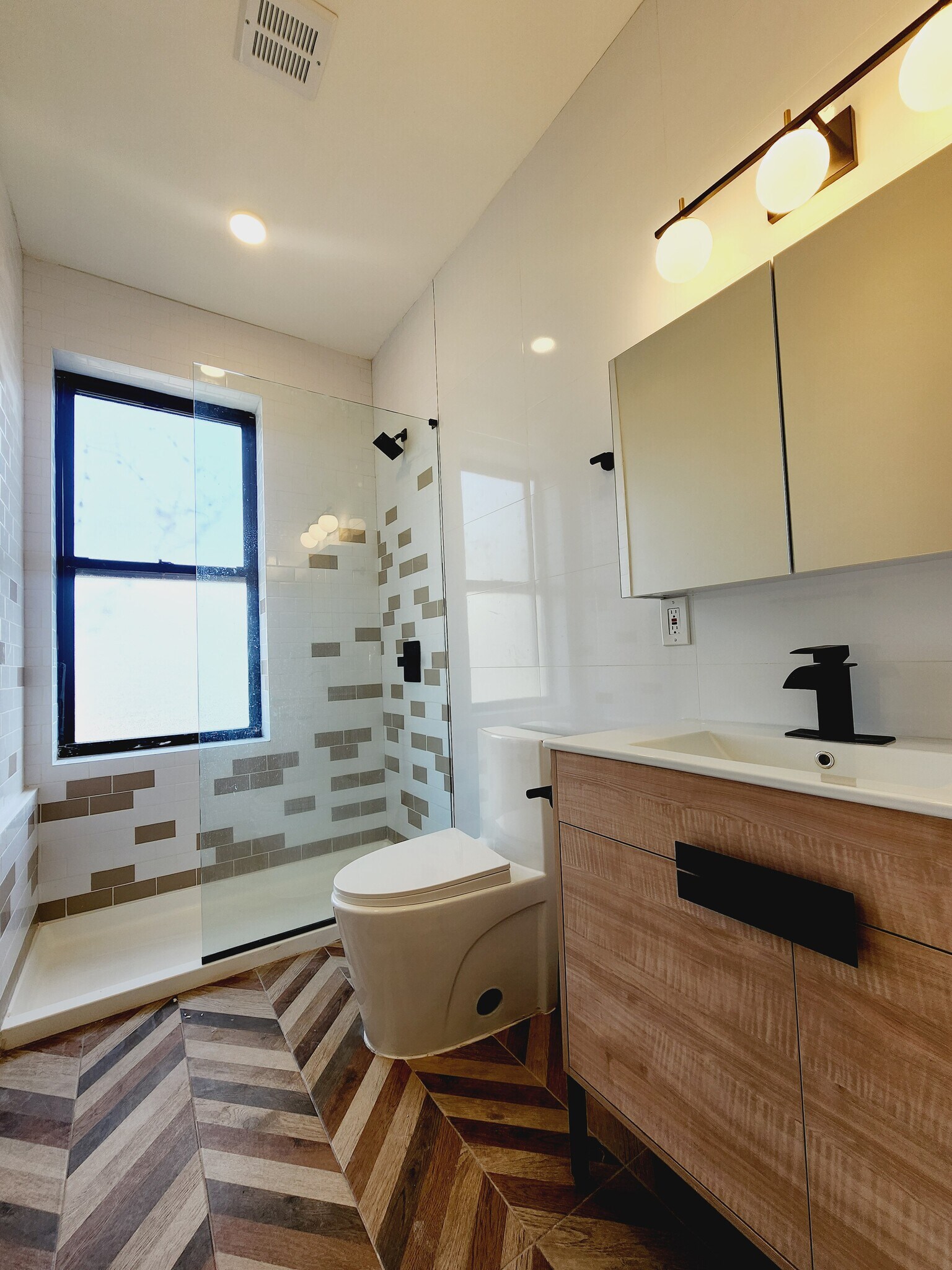 282 Baldwin Ave 2L - 272 Baldwin Ave