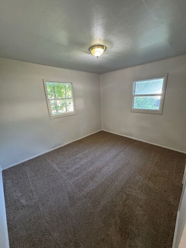 Building Photo - 4621 Spatz Ave