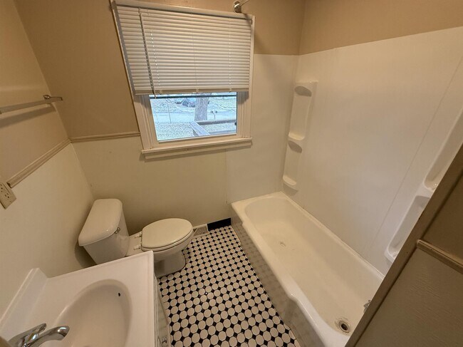 Building Photo - 722 13th Ave