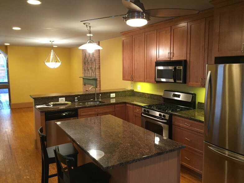 Building Photo - 2008 E Baltimore St