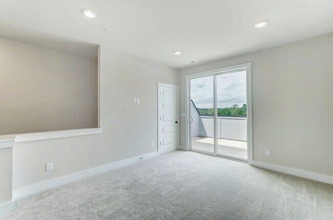 Building Photo - 3 Bedroom Townhome minutes from South End!