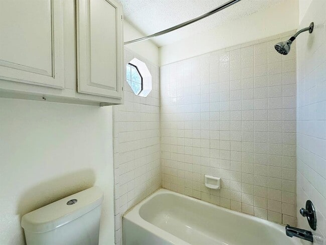 Building Photo - 306 Applewood Dr