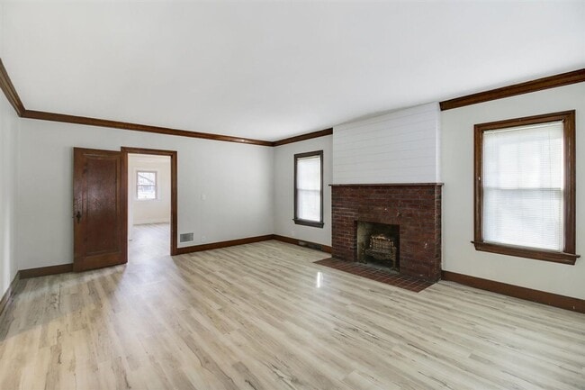Building Photo - 5 bed, 3 bath updated home on Campus -  AVAILABLE AUGUST 2026