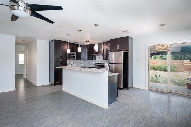 Building Photo - 802 Prince Valiant Dr