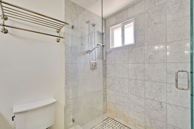 Building Photo - Beautifully Remodeled Home in Prime Cambri...