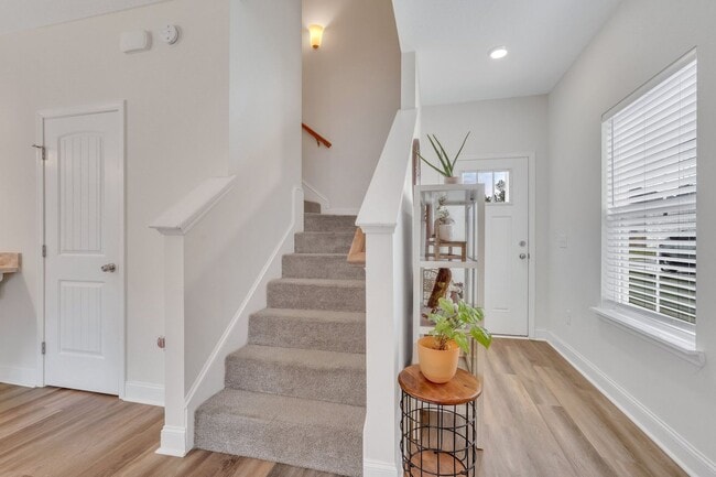 Building Photo - AVAILABLE NOVEMBER (PET FRIENDLY)