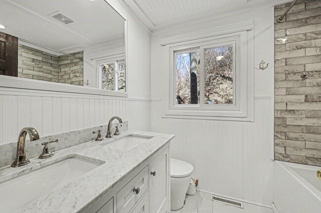 Building Photo - 5884 Rays Dr