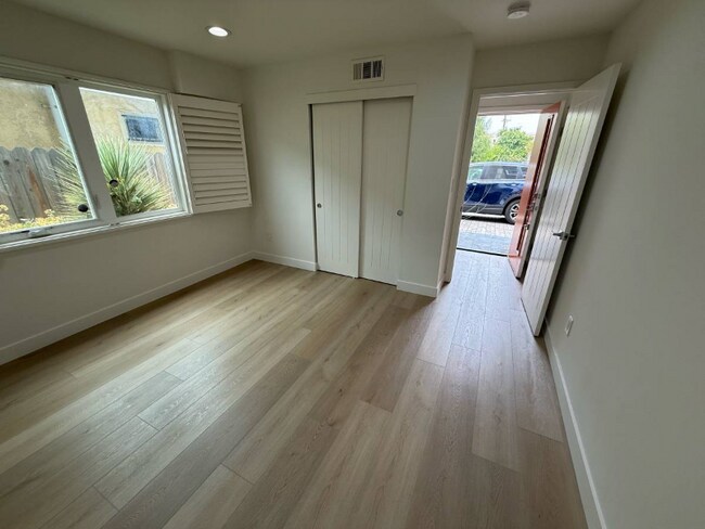 Building Photo - 646 Serrano Ave