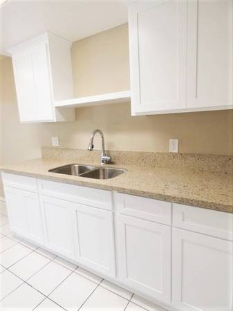 Building Photo - 1907 Lewis Ave