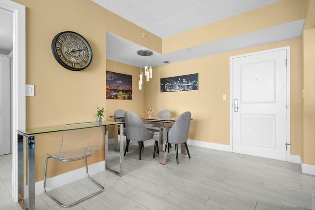 Building Photo - 347 N New River Dr E