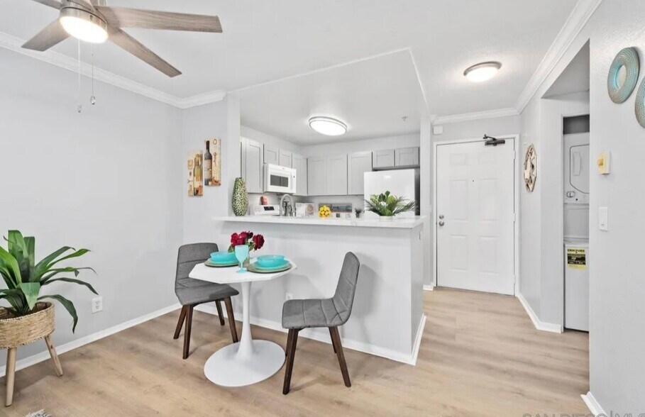 Building Photo - 8889 Caminito Plaza Centro