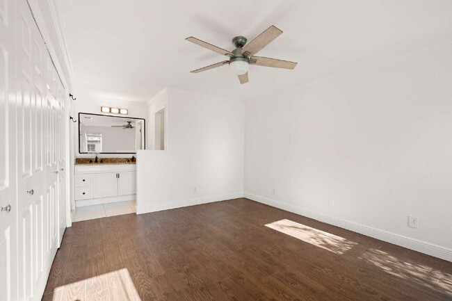 Building Photo - Lakewood - just 10minutes to Downtown Naples!