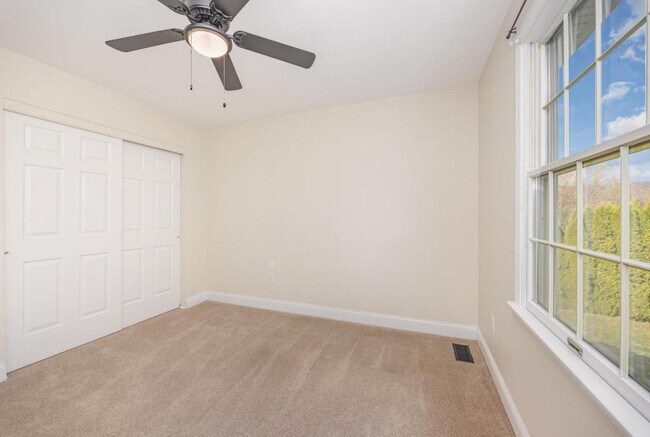 Building Photo - 125 Fieldstone Dr