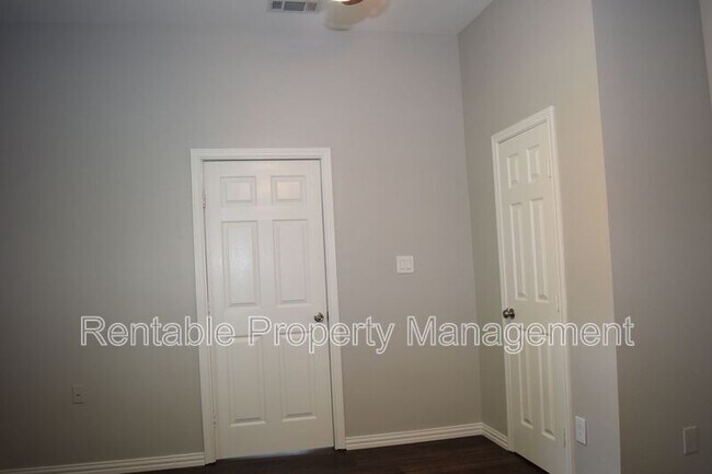Building Photo - 508 N Dallas Ave