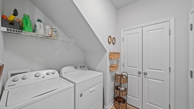 Building Photo - Beautiful 4-Bedroom Home in The Commons Featuring a Convenient Floor Plan