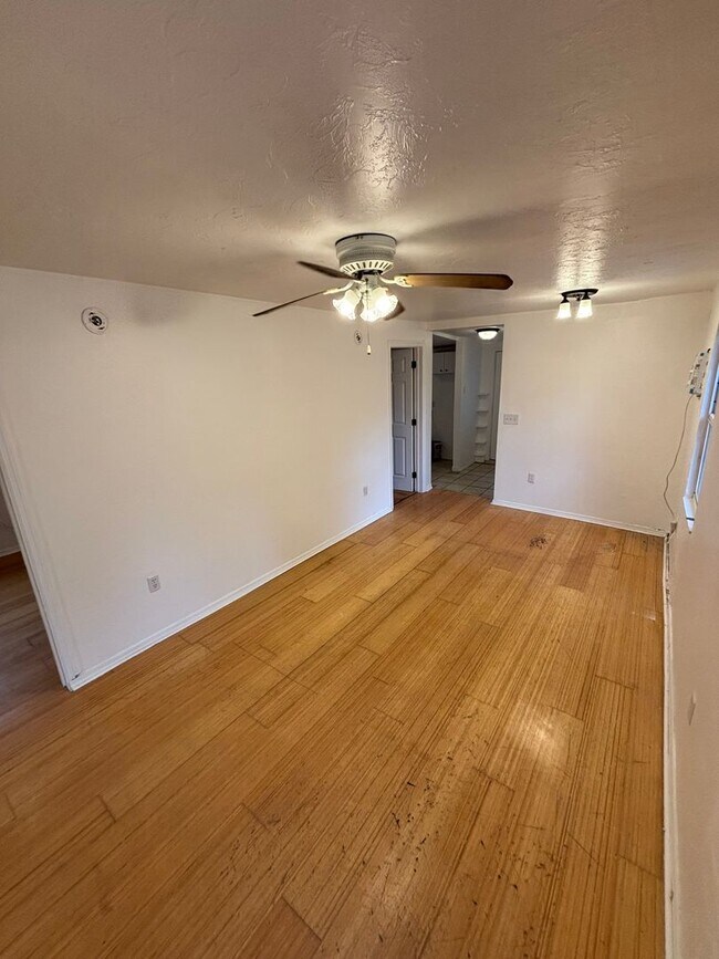 Building Photo - 3 bedroom 1 bath home in Sarasota