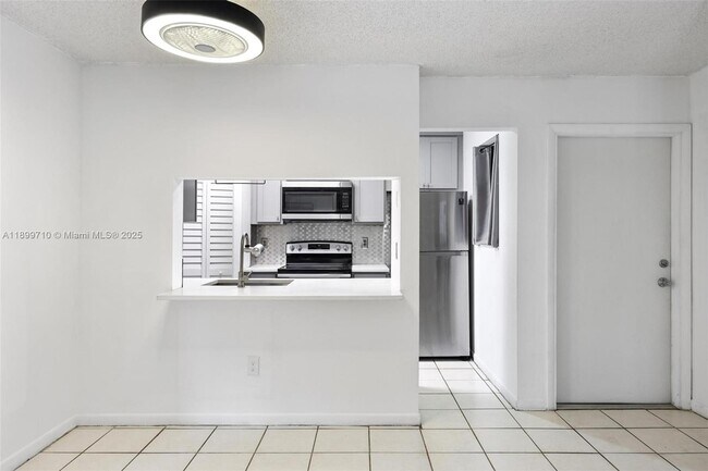 Building Photo - 9724 Hammocks Blvd