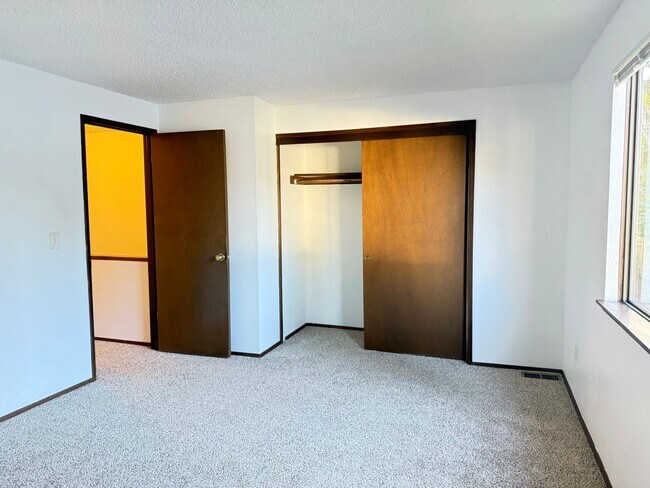 Building Photo - Bright & Beautiful Townhome- Fully Remodeled Kitchen and Bathrooms - Spacious Yard!