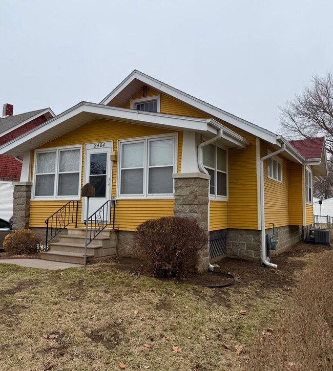 Building Photo - Bright West End Home with Enclosed Porch, Fenced Yard & Garage