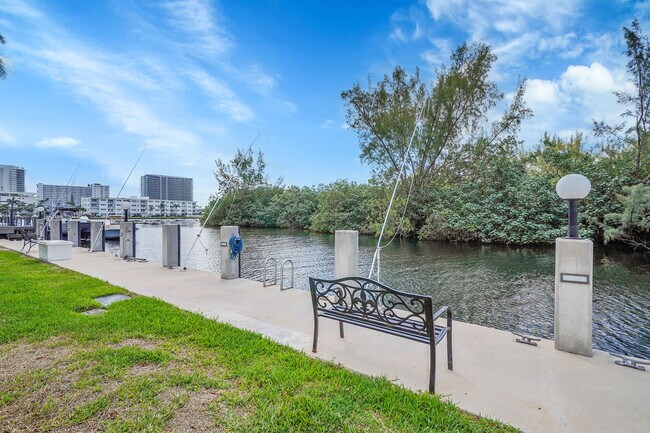 Building Photo - 2850 NE 14th Street Causeway