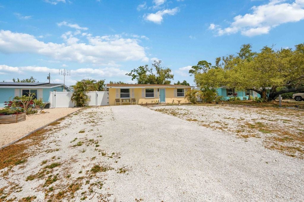 Building Photo - 370 E Fray St