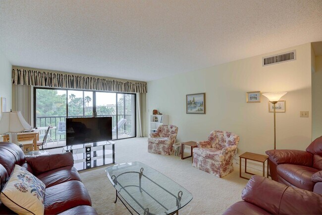 Building Photo - 300 N Hwy A1A