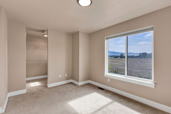 Building Photo - 3 Bed 2.5 Bath Townhome With Garage | $2,6...