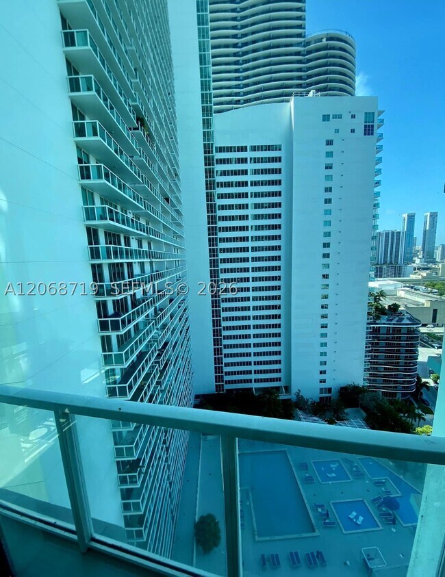 Building Photo - 1900 N Bayshore Dr
