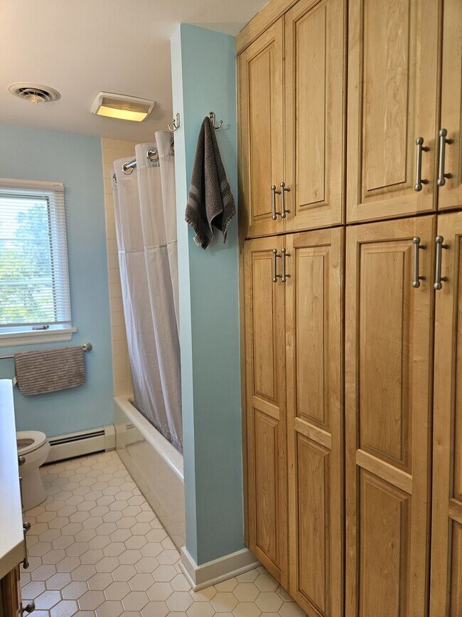 Building Photo - 3 Bedroom  Available June 8th  2026