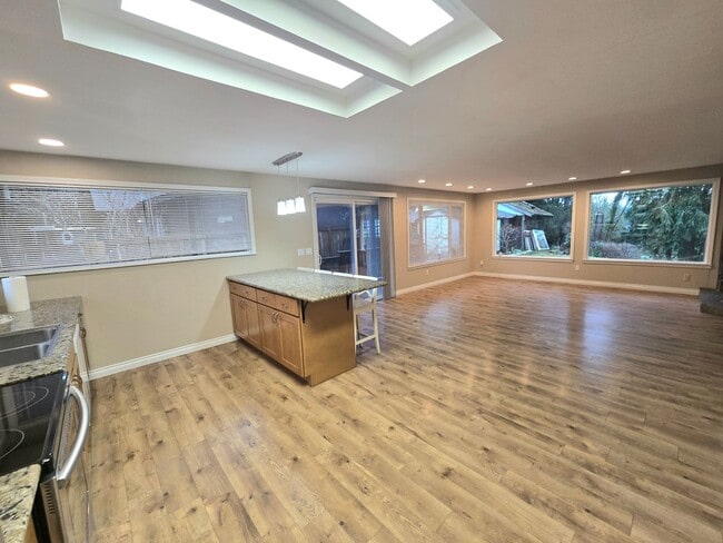 Building Photo - Lovely 2 Bedroom Home in Arlington - Pet Friendly!