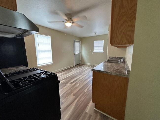 Building Photo - Welcome to this charming 2-bedroom, 1-bath...