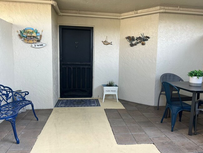 Building Photo - Furnished 2 bedroom 2 Bath condo in a Wond...