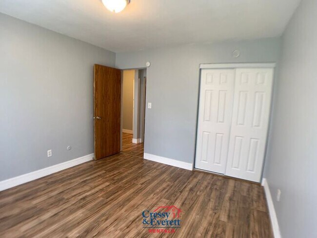 Building Photo - Cute 2 Bedroom Lower Unit