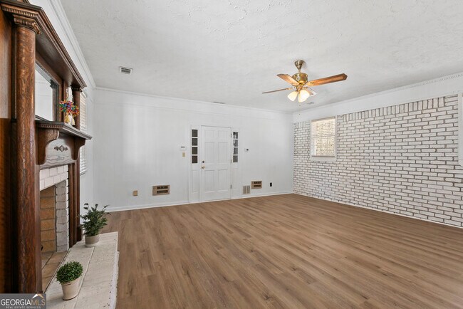 Building Photo - 4205 S Hurt Rd SW