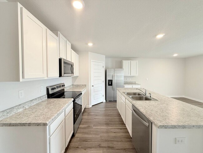 Building Photo - 4-Bedroom Home - Woodlands
