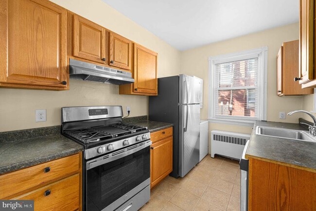 Building Photo - 602 W 20th St