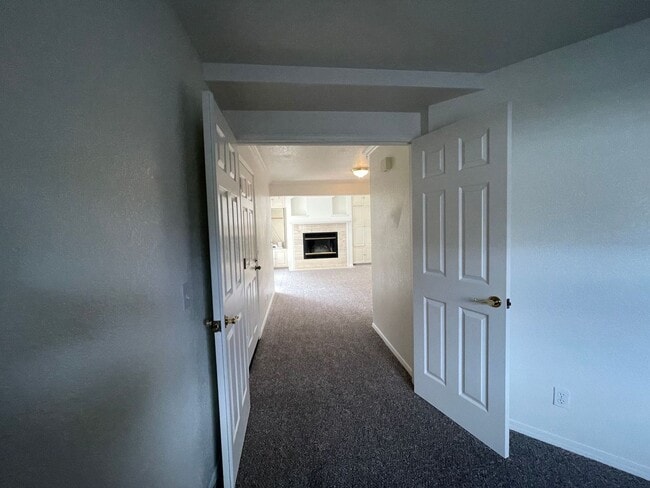 Building Photo - 1095 Robin Cir