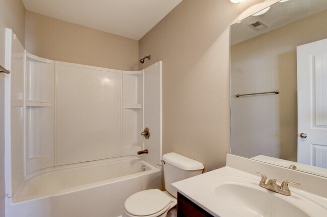 Building Photo - Charming Townhome Close to the Interstate !