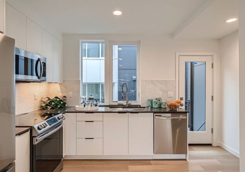 Building Photo - 7512 43rd Ave S