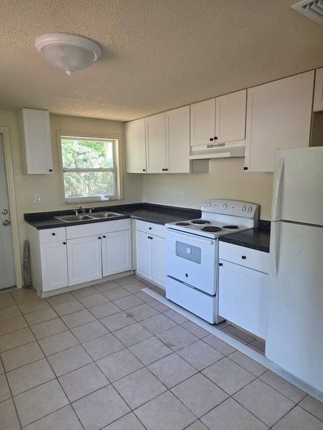 Building Photo - 2/1 DUPLEX