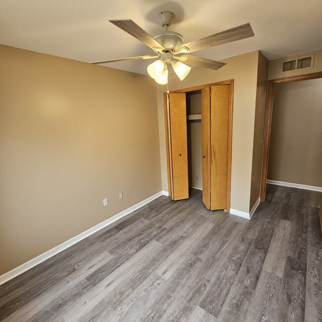 Building Photo - 2 Bedroom Lower Condo w/ Private Entrance....