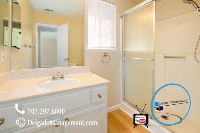 Building Photo - Completely remodeled Glen Cove 5 bed home