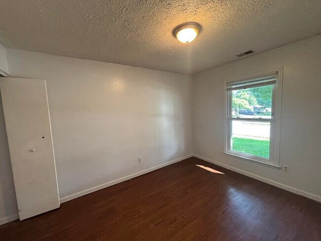 Building Photo - 3365 Hartston Dr