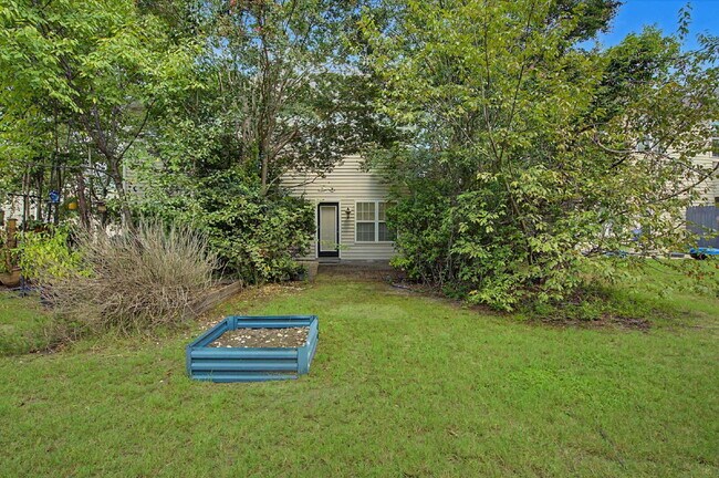 Building Photo - Townhome in Desirable Hedingham Community