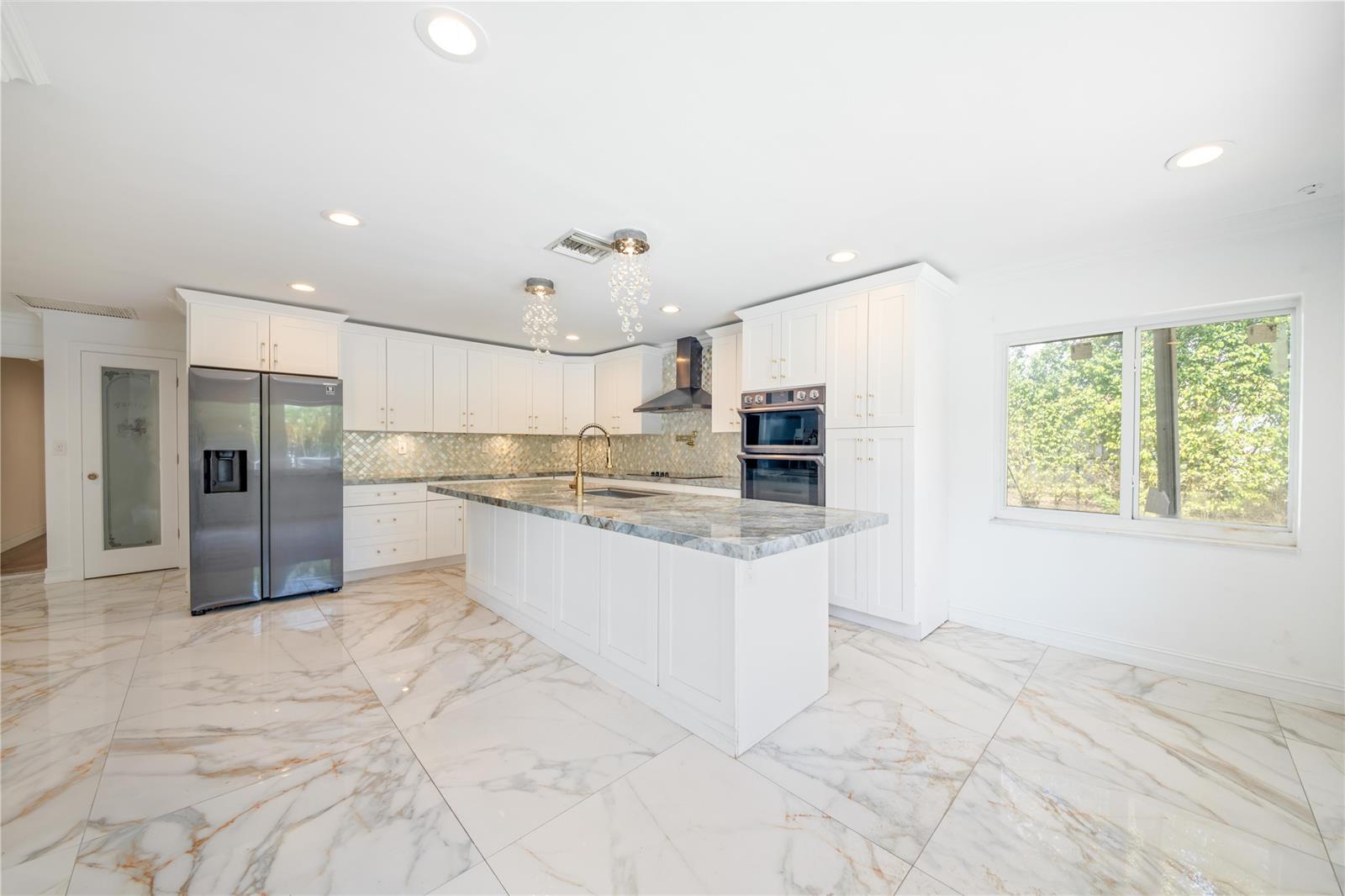 Building Photo - 16770 Lakeview Ct