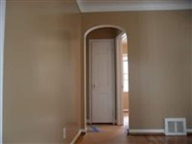 Building Photo - 3 Bedroom, 1 Bath Home Move-In Ready! Sec....